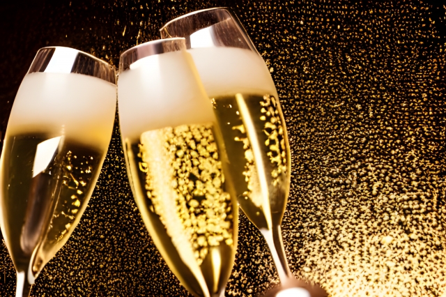 乾杯シーンを盛り上げる！タイプ別に比べるシャンパンVSスパークリングワイン - 趣味のワインワインの通販 COCOSのブログ