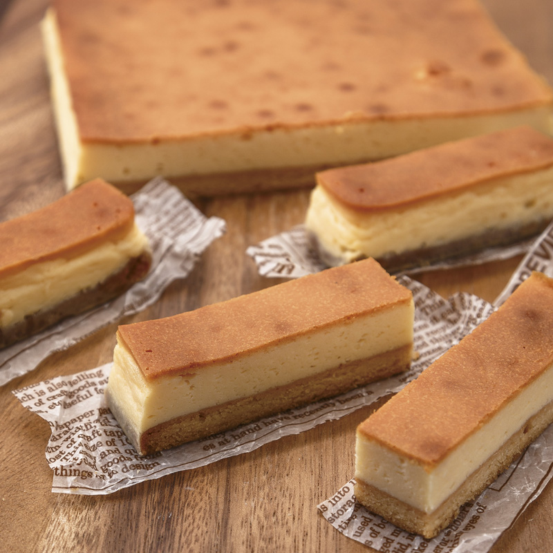 ル・カフェ・パティスリーさくら - いちごいっぱいスクエアケーキ 21センチ角サイズより 特別な日にいかがでしょうか _ _ _ _ _ _ _ __ _ _ _ _ _ _ _ _ _ _ _ ▪️パティスリーさくら ▪️0944-74-3980 ▪️柳川市沖端町10▪️営業時間：11時〜18時 ▪️定休日 毎週