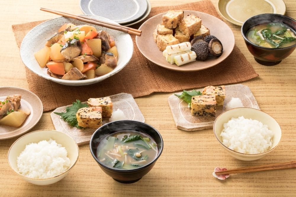 食器を変えていつもの夕飯を“大人かわいく”イメチェン！コツはネイビーのポイント使いレシピサイトNadia