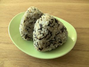 1歳頃の手づかみ食べに！離乳食のおにぎりレシピ＆便利グッズ 後期～完了期 cozre コズレ 子育てマガジン