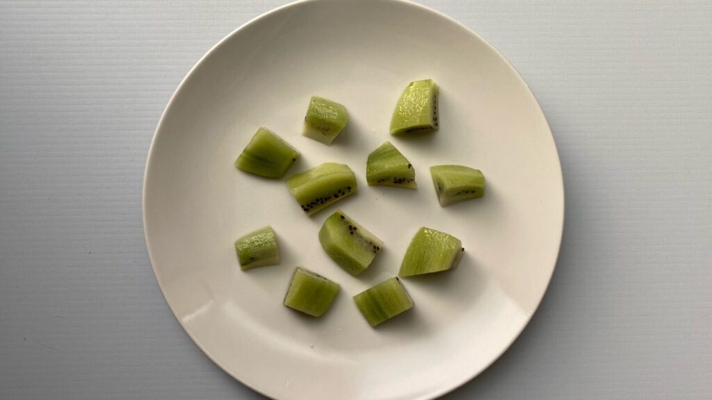 生ハムときゅうりのマリネ今回は、パパっと簡単に作れる ちょっとおしゃれな前菜です。 包丁を使わずにピーラーでスライスするので、 お料理初心者の方でもOK！✨お酒のおつまみにもバッチリですよ〜🍻 □□□□□□□□□□□□□□□ レシピはブログにアップした