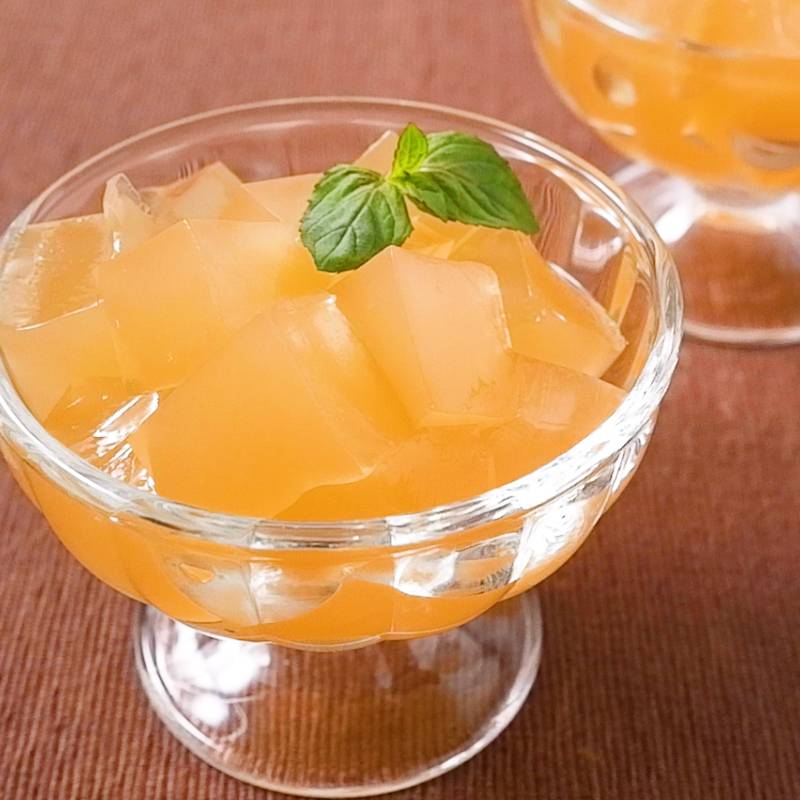 パイナップルぷるぷるゼリー😋🍍💓 * パイン缶を使うととっても簡単❣️ 細かく切った果肉、缶詰の残りのジュース、溶かしたゼラチンを混ぜ、容器に入れて冷やし固めて出来上がり💁✨* やっと春らしくなってきたので🌸是非爽やかなスウィーツを楽しんでみては