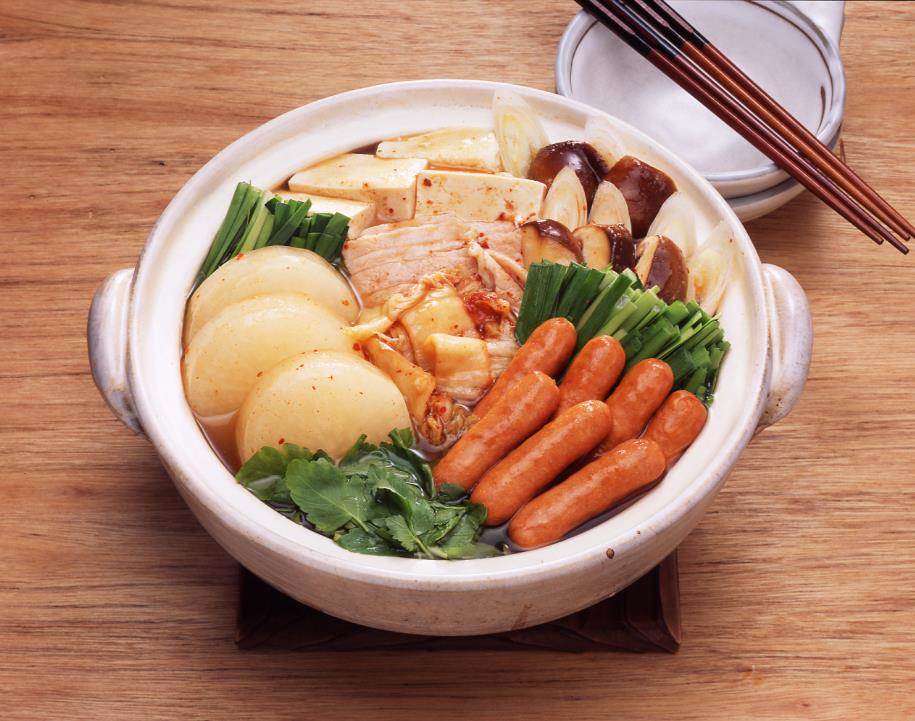 簡単！キムチ餃子鍋の作り方。韓国の人気レシピ＋三食ごはん♪うどんや餅入りもカライチ