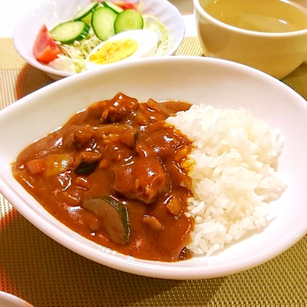 🥗 ○鶏ひき肉と夏野菜の無水カレーーーーーーー 550kcal P 31.1 F 16.3 C 76.2 ーーーーーー夏はまだまだ終わらない！！！🌻 鶏ひき肉と夏野菜を使ったヘルシー無水カレー🍛 8月は楽しいことたくさんあってずっと料理できてなかった！大阪に旅行に行ったり、実家に