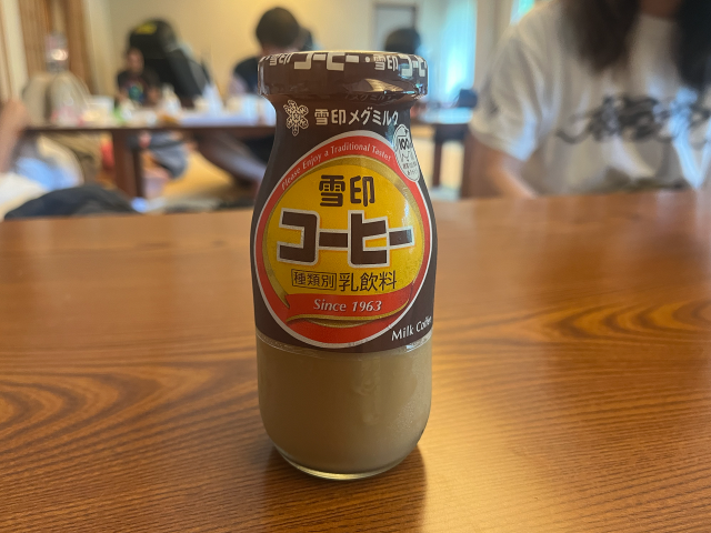 瓶入り牛乳🐮近頃、お客様からよく聞かれます。 「瓶の牛乳、無くなっちゃうの？」、、、、、 安心して下さい、無くなりません！ 瓶牛乳は温泉上がりの定番ですよね✨️湯快爽快ざま店でも、大人気商品です✨️ 皆様、是非お風呂上がりの１杯！ お買い求め下さいませ