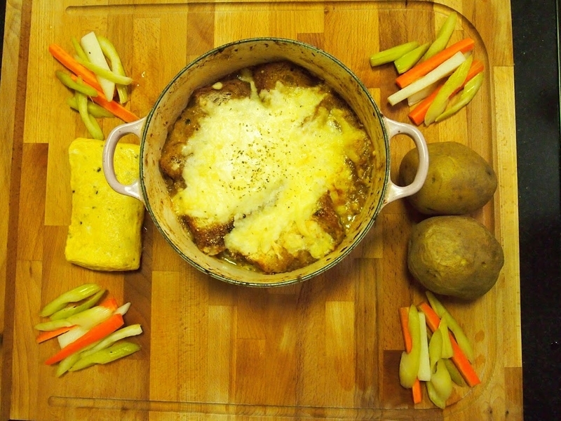 ル・クルーゼ ストウブ モスグリーン20㎝ 寒い季節につくりたいスープ・クラムチャウダーお気に入りのル・クルーゼの鍋を使いたくて🍲AGAVE色が好きすぎてスープボウルも同じ色で買ったの。 いつも簡単につくってしまうけど、白ワインで少し蒸すのと、ローリエと