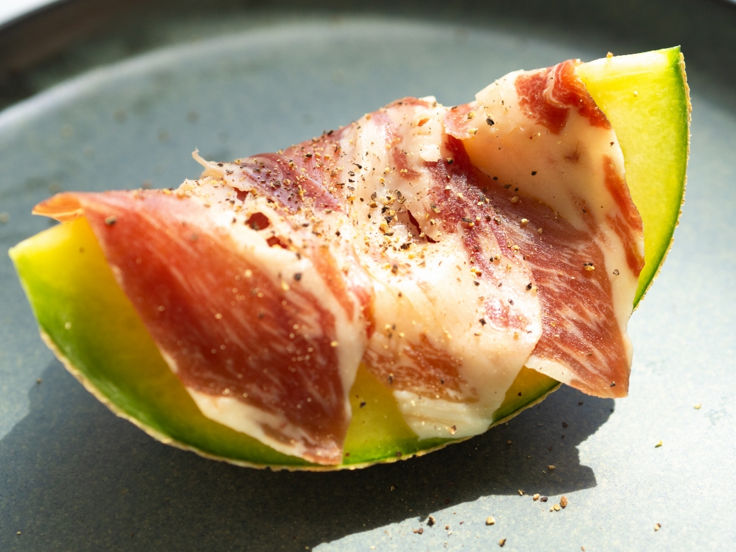 生ハム・クリームチーズ・メロン🍈 生ハムメロンっていまいち？ わかります‼️ これが最強‼️ メロンをカット ↓ クリームチーズをのせる ↓ 生ハムをのせる↓ オリーブオイルをかける ↓ ブラックペッパーをかける 以上 デザートに 食事に おつまみに ワインとの相性も