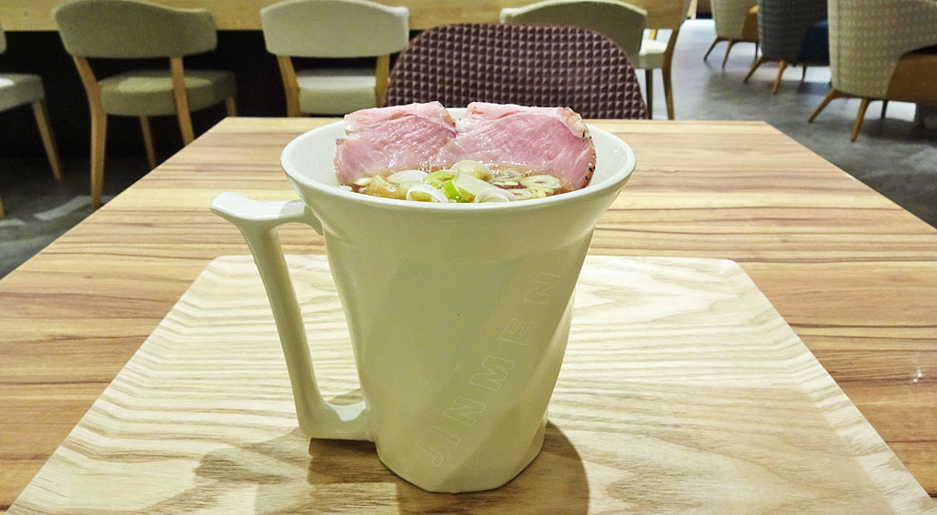 麺は飲み物⁉︎3種類の自家製麺が1.5kg入った超重量級ジョッキ🍲🍻, ☑︎ピッチャーコロ¥1,000円,新栄町駅から徒歩10分の場所にあるピッチャーコロ うどん、蕎麦、きしめん がバランスよくピッチャーにつまったデカ盛り欲張りグルメが食べれるお店🤤,麺は自家製で朝4時から手打ちで製麺していてつるんと心地いいきしめん、もちもち食感が癖になるうどん、風味がよく美味しい蕎麦が最高🥰,