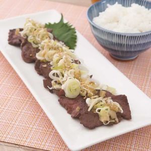 スーパーの格安牛タンでも、この方法でめちゃくちゃ美味い極上牛タンに生まれ変わる‼️‼️ ⁡ 特製ねぎ塩ダレを2枚の牛タンではさみ、小ネギで結んで焼く🔥🔥🔥⁡ ネギ・にんにく・ごま油などのうま味とコクが肉汁と混じり合い、牛タンの中からあふれ出す🍖💦 ⁡ 脳天を貫く