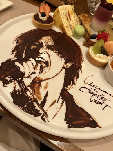 ウェディングケーキで 愛の誓いを♡ ． 本の形をしたケーキには 結婚証明の言葉が！ チョコペンでお2人の名前を書いて 永遠の愛を誓いました✨ ウェディングフォトフォトウェディングウェディングケーキおしゃれブック型ケーキ結婚証明かわいい