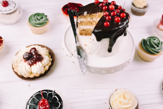 美味しそうなケーキのイメージのベクトル - 無料の高品質ベクトルを Freepik からダウンロードFreepik