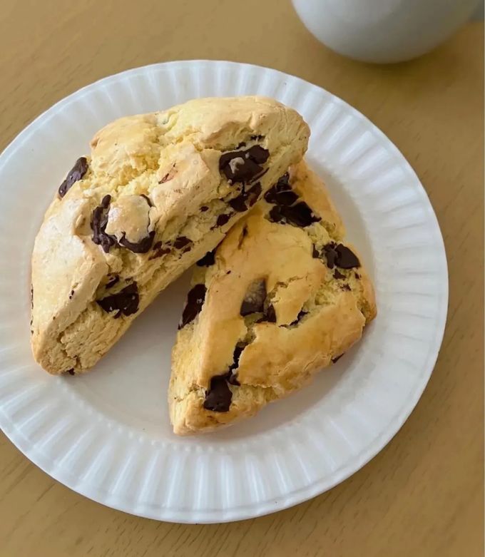 さっくりしっとりチョコチャンクスコーン * 風味の良い国産小麦粉やバター、生クリームを 使ったさっくりしっとり食感のスコーンです！大きく砕いたチョコレートがたっぷり入って １個でもかなり満足感ありです🙆 そのまま食べても美味しいですが アルミホイルで包んで