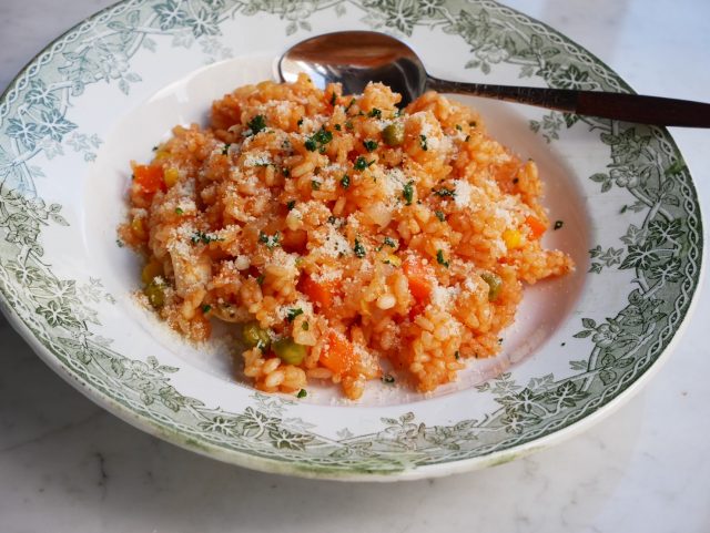 レシピナビ 今月のレシピをご紹介👩‍🍳 **************************************** 炊き込みピラフ,材料 4人分, 米 2合, フードリエ, パリッと朝食ウインナー 3本, 玉ねぎ 100g, 味の素KKコンソメ, 固形タイプ 1個,塩 小さじ1 2, ミックスベジタブル 冷凍30g, バター 20g,作り方 ,