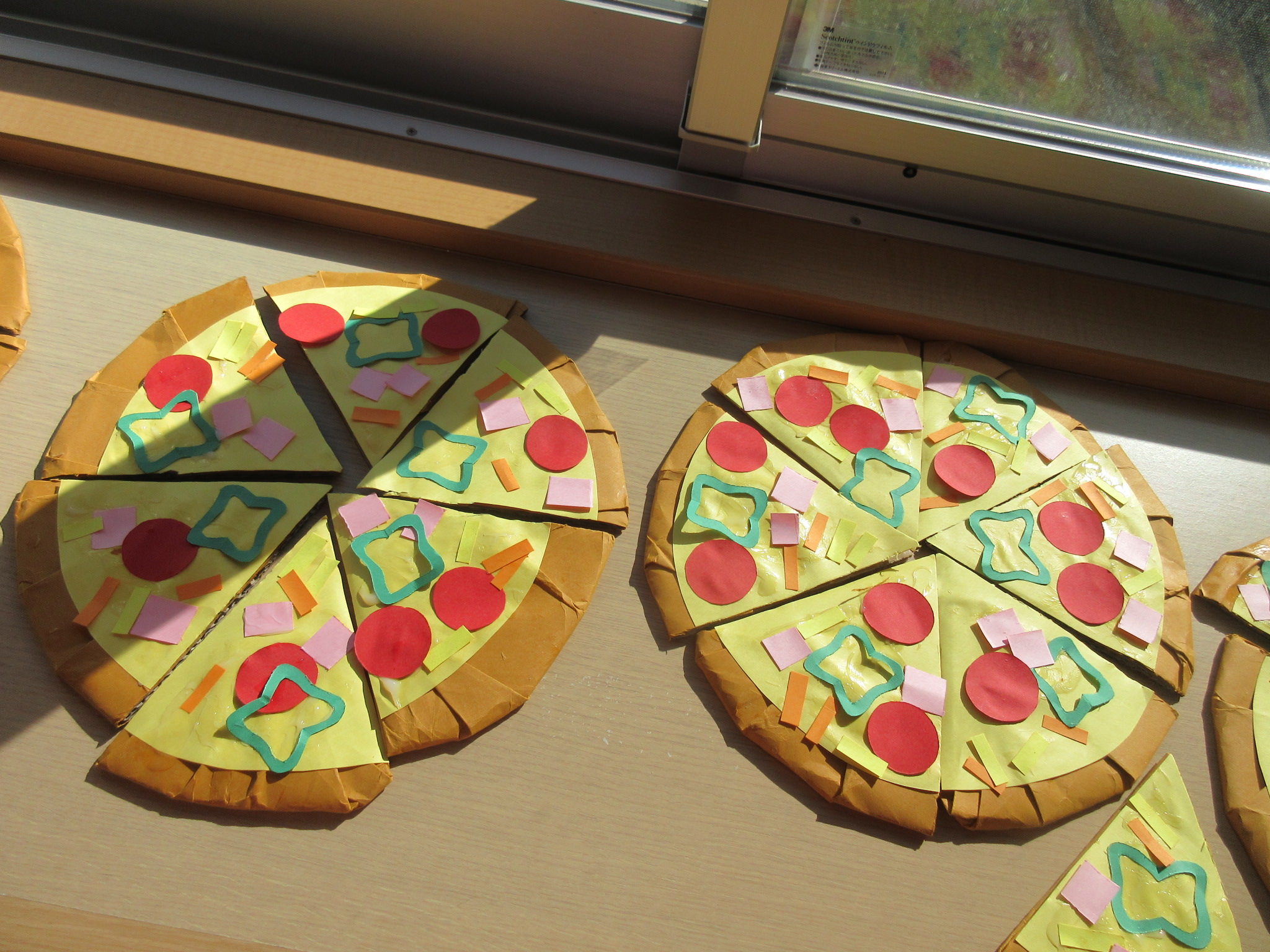 ○ピザ🍕製作○ ピザ屋さんごっこの導入でピザ作り◎のりでチーズに見立てたお花紙を貼ったり具材を糊付けしてみたり、、、。たのしく作ってアメリカンな感じで壁面に◎とっても可愛くできました♡1歳児製作2歳児製作1歳児2歳児1歳児の遊び2歳児の遊び