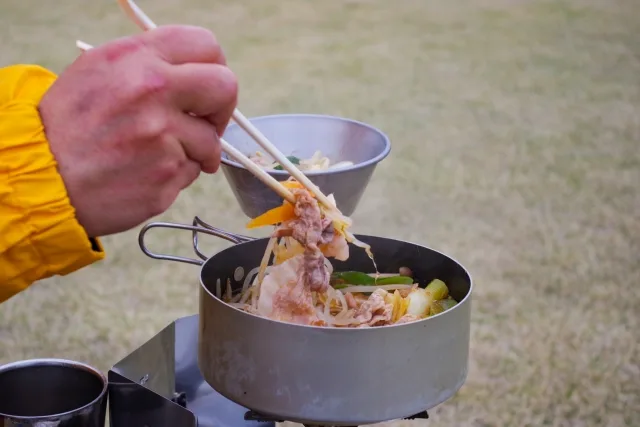 キャンプで鍋を楽しもう！おすすめのキャンプ用鍋セット、鍋レシピをご紹介！キャンプ・アウトドア情報メディアhinata