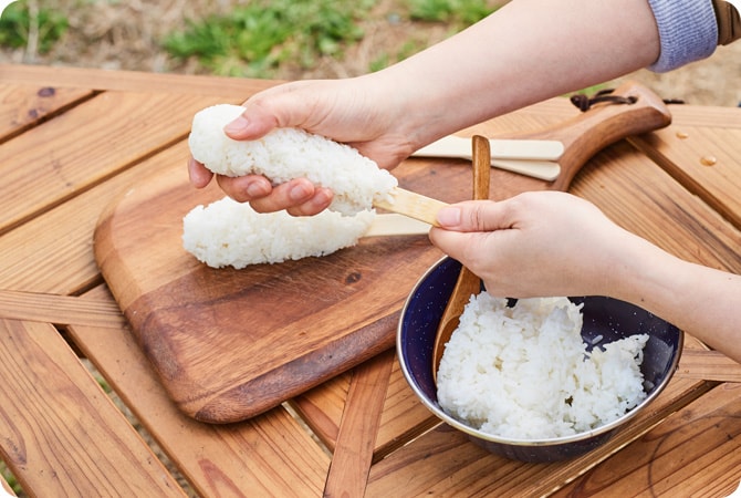 冷凍焼きおにぎりで作る肉巻きおにぎり