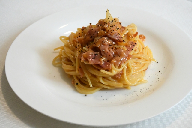 レシピ 日本とイタリアの「カルボナーラ」は別物だった！ 超濃厚な本場カルボナーラの作り方 - dressing ドレッシング