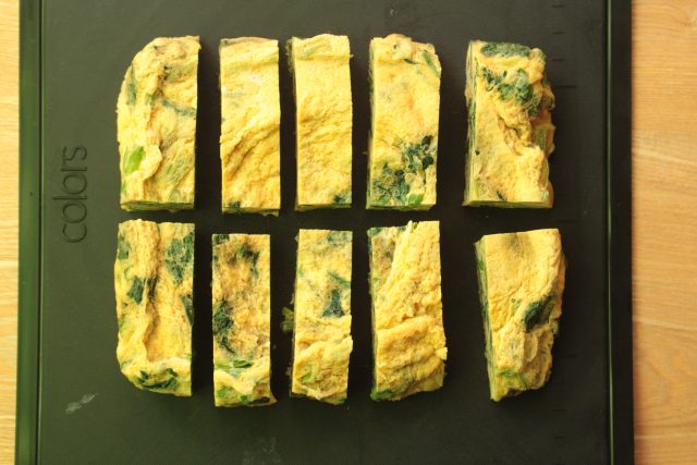 お弁当の日の前の晩に、卵焼き巻くよー！, 水とマヨネーズを加えて焼くと、翌日もしっとりジューシーな卵焼きになるからやってみてー＾＾,マヨネーズの量は小さじ1程度でもOK, ., ., ., ◎LINE公式アカウント→『トイロ』で検索！, ⚠︎毎日ブログ更新中♡, ., .,お弁当おかず卵焼き卵玉子焼きeggトイロブルーのフライパン寝る前の一仕事