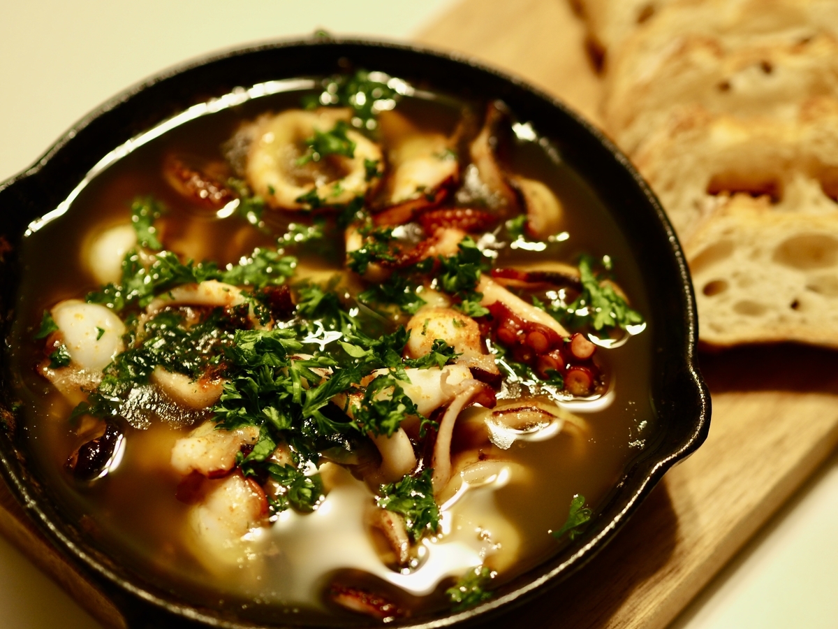 スキレットで簡単♪ 春野菜と魚介のアヒージョ