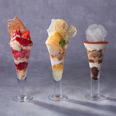 今回のご紹介は 『贅沢夜パフェ』です🍓 ⁡ 「パフェ」という言葉の由来は フランス語で「パルフェ pefait 」。 ⁡ この「パルフェ」とは「パーフェクト」という意味なんです！ ⁡ パフェは他のスイーツと違い 上から順番に食べます。 ⁡ 順番があることで異なるストーリーを