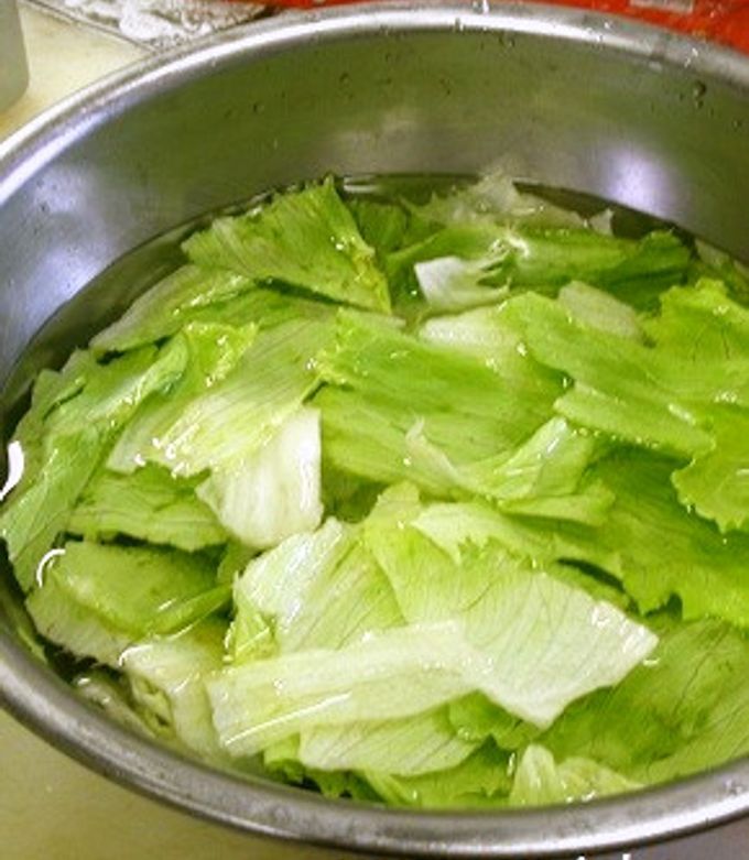 ピンクに変色したレタスは「捨てる？」or「食べる？」八百屋からのお知らせ！そのワケとは 青髪のテツ- エキスパート - Yahoo!ニュース