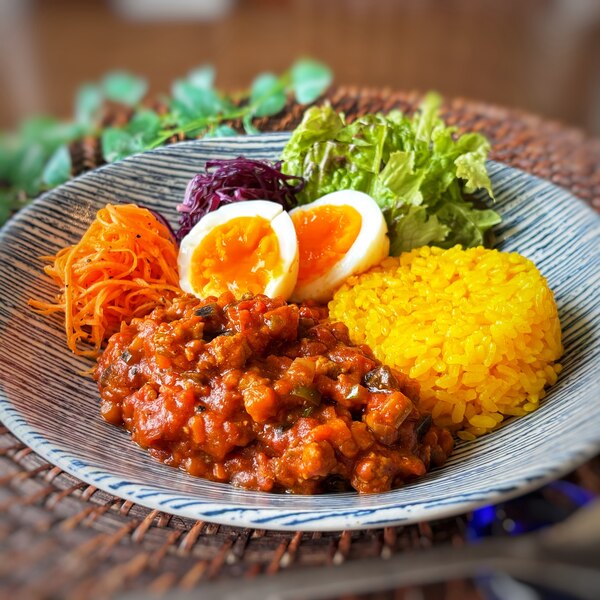 これ、マジで毎日食べたいくらい楽で旨い！ 「レンジ無水キーマカレー」 耐熱容器に豚挽肉160g、玉葱1 2個、おろしにんにく1片、トマト缶半缶 、ウスター小1、砂糖小1、塩胡椒入れよく混ぜジャワカレー中辛2個とバター10 g入れラップし600w12分 水分がほとんど野菜だから