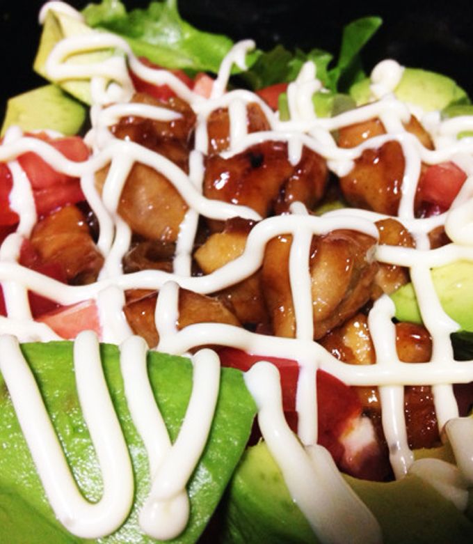 レンチンで簡単！鶏むねとアボカドの月見マヨ丼
