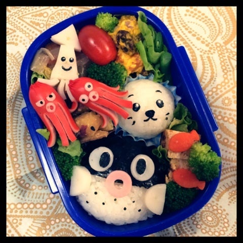 キャラ弁始めました♡ 息子の幼稚園はお昼は給食なので わが家は毎週日曜日はキャラ弁の日😆 作ったキャラ弁を記録していきます✨ \水族館弁当夫がよく仕事におにぎらずを持っていくのですが、この日は「パパと同じおにぎりがいい」と言われたのでペンギンのおにぎらず