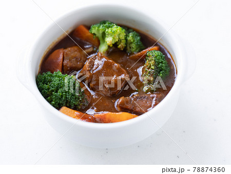 どうも、ころもちです🐶, 今日は具沢山シチューを作った！, 小麦粉不使用でグルテンフリーなシチューです🥣,人参はよく洗って皮付きのままで入れてます🥕,ちなみに今回、コンソメがなかったので鶏ガラで代用したら、これもめちゃくちゃ美味しかったので、どっちでもオッケーでございます！,もし少しでも参考になったら、いいねやフォロー、コメントなどいただけると嬉しいです☺,