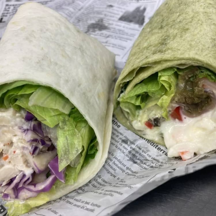 さんさんサンドイッチ！,日本橋 珈琲ロータス , 🍞焼きサンドイッチ ミックス1.5, 日本橋高島屋そばにある1966年創業の喫茶店,ゆったりとした席で、まったりと過ごせます, パフェやフルーツサンドといったフルーツメニューもレベル高くおすすめ,食事メニューにフレッシュフルーツの小皿が付くのも嬉しい,