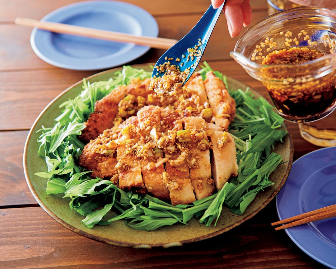 食欲そそるねぎの香味だれ！パリッとジューシーな「油淋鶏 ユーリンチー 」の作り方キナリノ