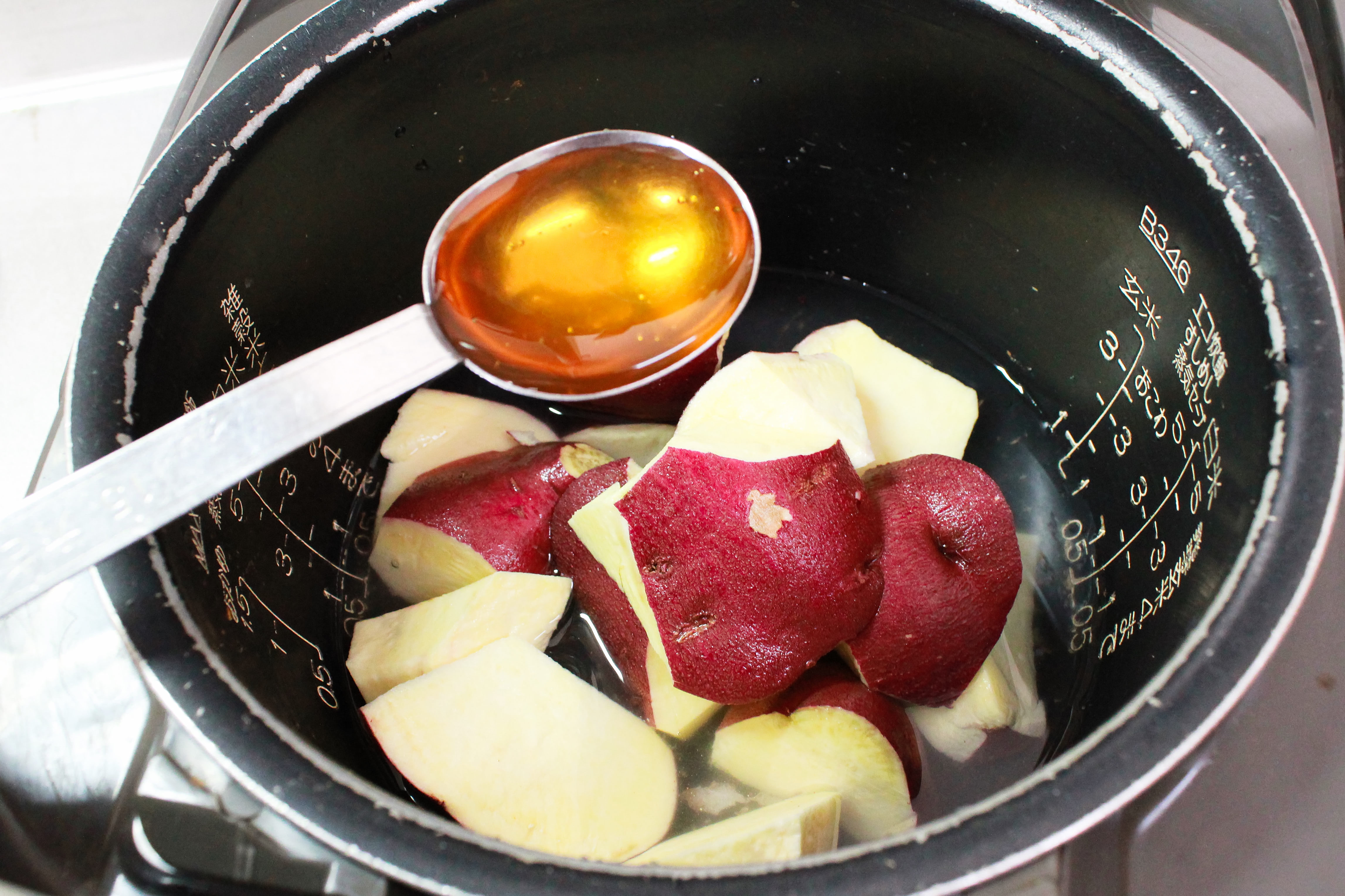 スイッチ押すだけ！炊飯器でさつまいもが、ねっとり甘い絶品焼き芋に変身五島商店 佐藤の芋屋