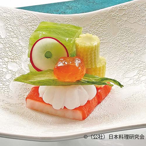 7月の御祝膳のご紹介前菜 盛夏の前菜 お作り 旬魚三種盛り 煮物 鶏肉の信田煮 焼物 賀茂茄子と和牛の醤油麹焼き 揚物 湯葉巻き揚げ 御飯とうもろこしごはん 小吸 赤出汁 水菓子 桃のコンポート 季節も移ろい盛夏を迎える時季となりました。 瑞々しい旬の恵みを