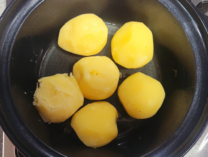 じゃがいもの茹で方と茹で時間ほくほくに仕上げる＆煮崩れさせないコツも - トクバイニュース