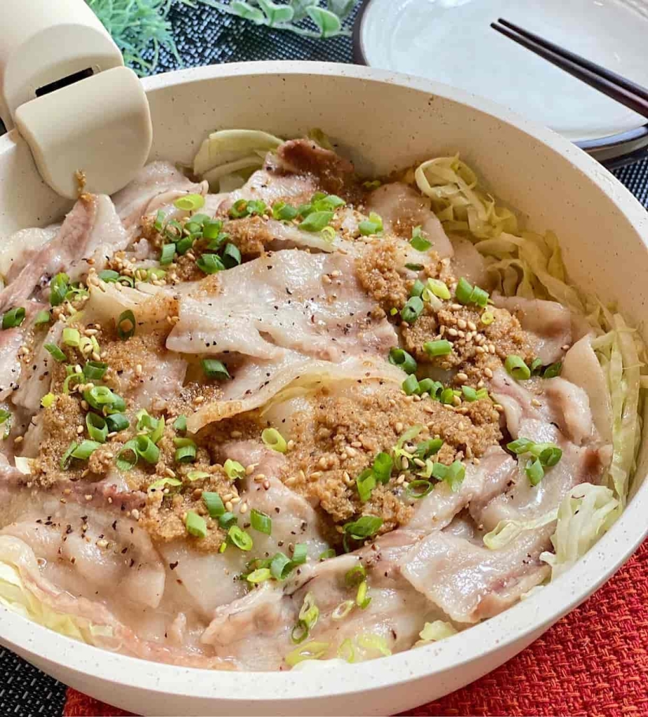 豚バラとキャベツの塩もつ鍋風