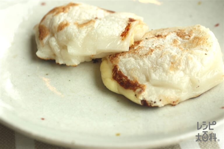 えん食べレンジ3分「クリームチーズ餅」めちゃうまレシピ！ ⁡ ＜2人分の材料＞ 切り餅 2個 クリームチーズ 30g 牛乳 大さじ1 砂糖大さじ1と1 2 ⁡ ＜作り方＞ 1.切り餅をそれぞれ4等分にカット。 ⁡Instagram