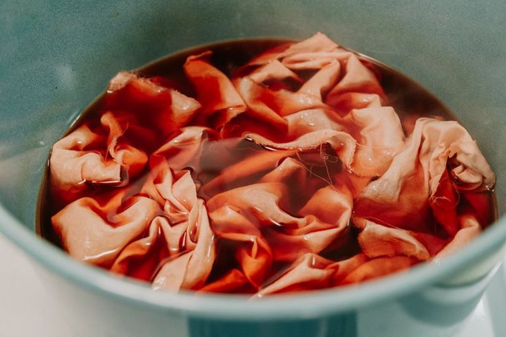 草木染教室 フリースタイル講座 ⠀ 植物染料：アボカド🥑 この日の草木染教室はアボカド🥑で染めました。 アボカドを食べた後の皮と種子を、生徒さんたちがコツコツと冷凍保存、持ってきてもらい、煮出して染めました。アボカドで草木染した色は、黒色の皮、緑色の果肉