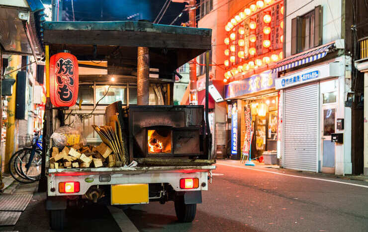 やきいも屋の屋台を引きながらメガホンで呼び込みをするおじさん 筆タッチイラストのイラスト素材102634606- PIXTA