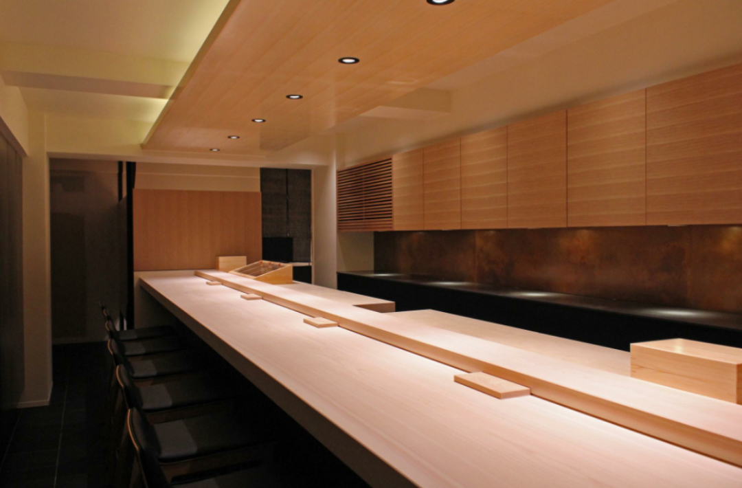 寿司屋の内装の決め手はカウンター。銘木の一枚板で高級感のあるおもてなしを」スマートモデューロ スマモ の暮らしを提案するKINOARU