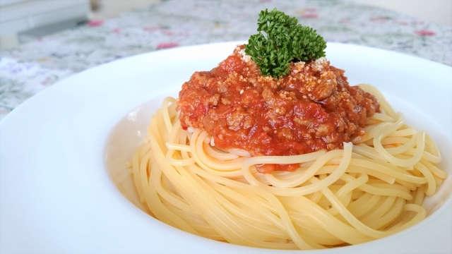 豚こまミートソース』 ひき肉がなくても 豚小間切れ肉を粗く刻んで 玉ねぎと炒めて トマト缶でサッと煮込む 味の決め手は ビーフシチューのルゥを１片 酸味 が強いので 砂糖を小さじ2くらい加えると マイルドに味がととのいます！ミートソースミートソースパスタ