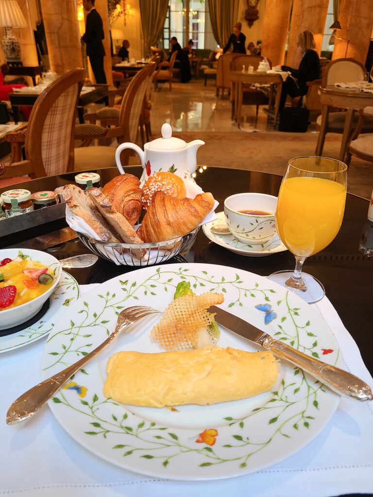 先日、リッツ・パリの優雅な空間で、楽しい会話とともに豪華な朝食。 とてもうれしいお誘いをいただき、ご一緒させていただきました🥹ごちそうさまでした、ありがとうございました🙇🏻‍♀️ . コースは、アメリカン、ベジタリアン、和食の3つの中から選べるよ。 日本人だ