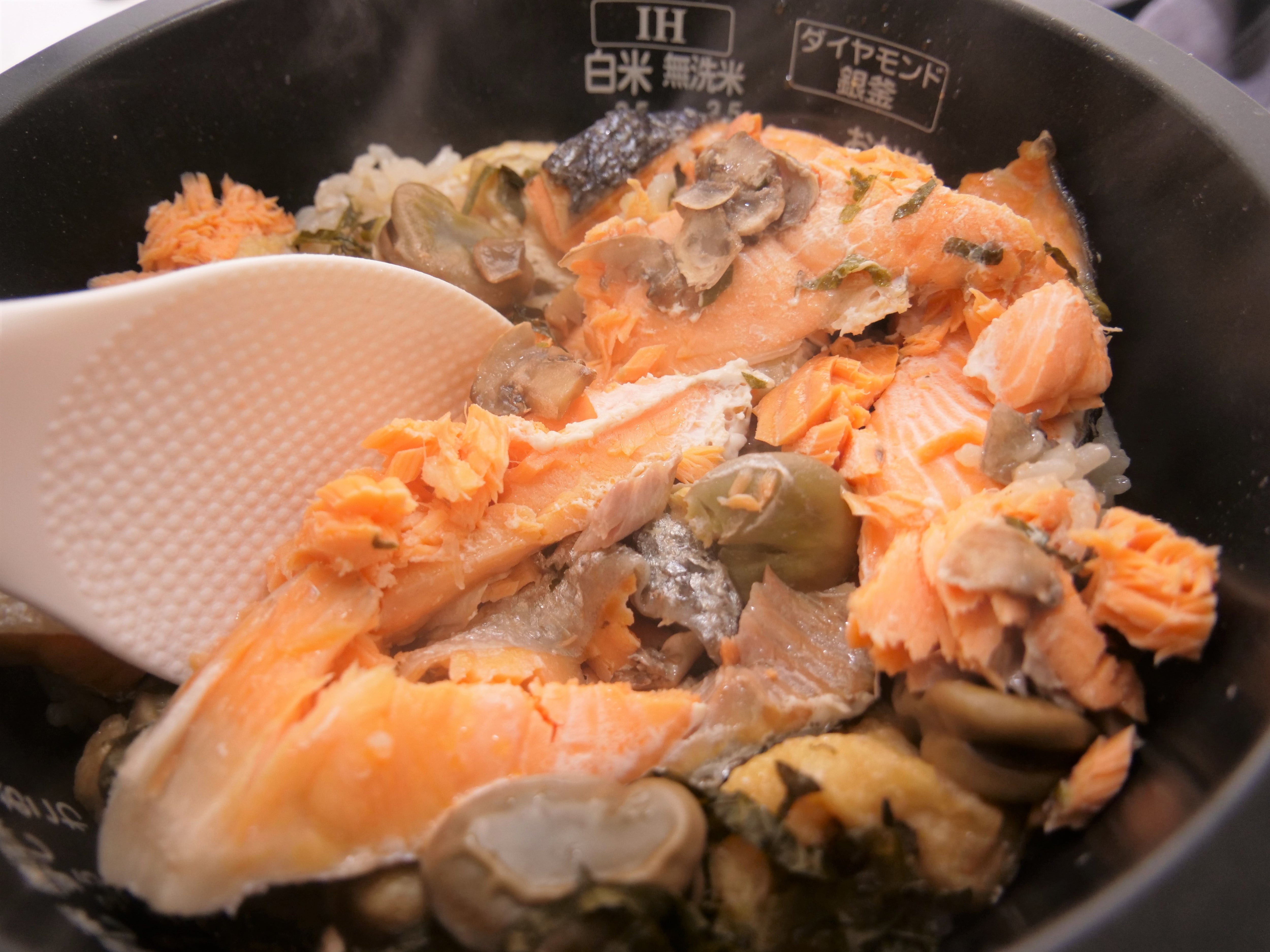 バター香る 秋鮭としめじの炊き込みごはん