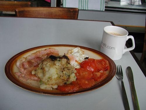 朝カフェ イギリス風朝ごはんポーチドエッグハングリーモンスターズキッチン NEW