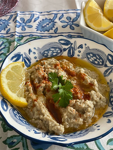 有名なトルコのケバブ料理であるイスケンデルケバブ、またはイスケンデルドナーは、トルコのブルサ地方で生まれました。トルコ料理の写真の写真素材・画像素材Image 178581268