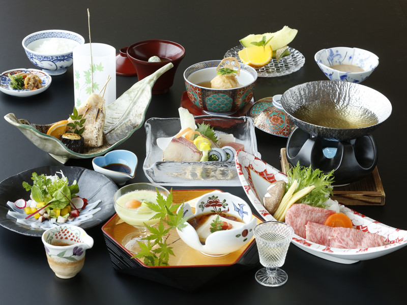 夏旬の美食の誘惑。洗練と野趣が交錯する料理の数々、夏ならではの限定懐石コース