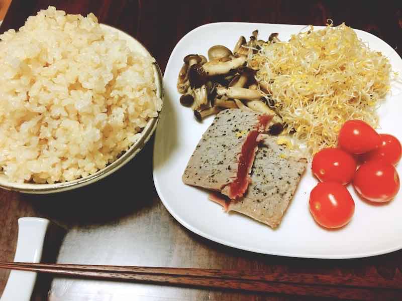 マグロのグリルステーキアボカド添え