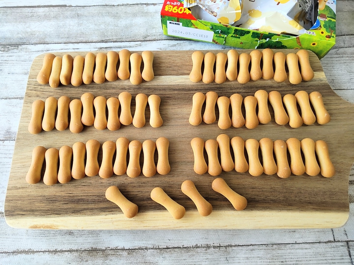 🍄🍄🍄 きのこの山 チョコぬいじゃった アレンジしてみたよ🥹 ずっとたけのこ派だったけど きのこの山も好きかも？ チョコレートは ホワイトチョコに チョコレート用色素 オレンジ色 をほんの少し混ぜて作ったよ🫶 チョコぬいじゃったきのこの山