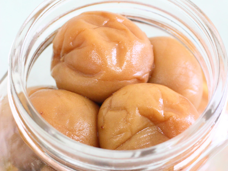 干さなくてもOK!? ジップロックでもできる初心者向け「梅干し」作り@Living アットリビング