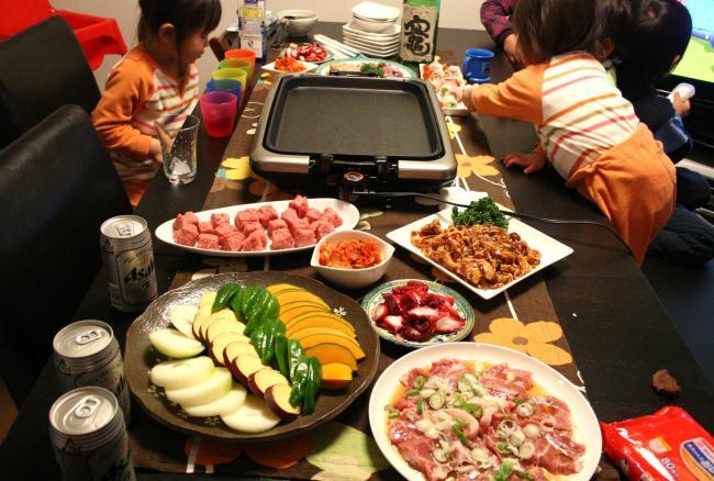 鉄板焼きパーティー 🍂メゾン・ドゥ・コルザ&まなむすめホームで、美味しい鉄板焼パーティー。🥩たまには良いかなあ、、と奮発して良いお肉を購入。海鮮や焼きそばもありとっても豪華に。🍀みんなで食卓を囲んで楽しい時間になりました。📸 sy&y 762