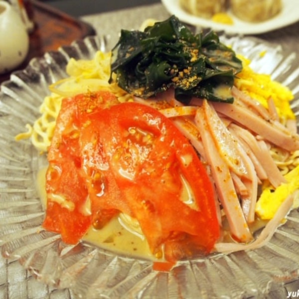 豆干絲 トーカンスー の中華サラダ・ 材料： 豆干絲 100g、トマト 1個、きゅうり 1 2本、塩 少々 A よつ葉のかけるポン酢・ごま油各大さじ1、ゆずこしょう 小さじ1 2 ・ 作り方： ①豆干絲は袋の表示通りにゆで、食べやすく切る。 ②トマトは一口大に切り